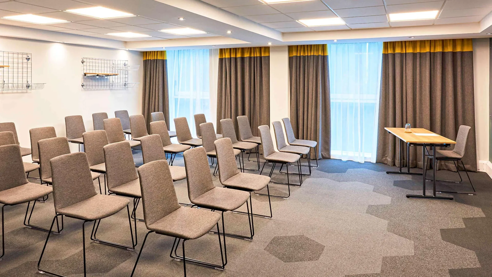 Novotel Edinburgh Park 4*,